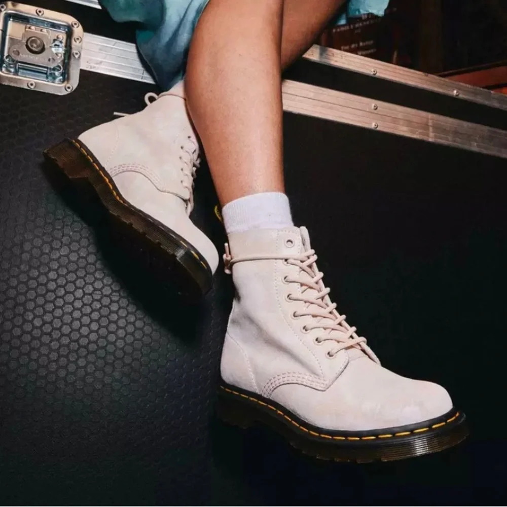 NEW Dr. Martens 1460 Pascal Women’s 8-Eye Lace Boots Tie Dye Suede Pink/White 7 - Picture 1 of 13